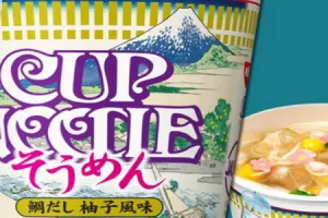 Unik, mi instan ini disajikan dengan kuah dingin