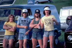 15 Foto ini buktikan pria tahun 70-an hobi pakai hotpants, semilir bro