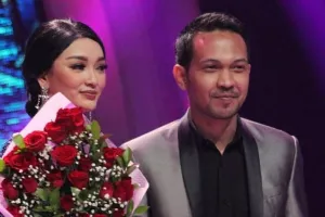 Momen romantis Zaskia Gotik dilamar pacar di atas panggung, so sweet!