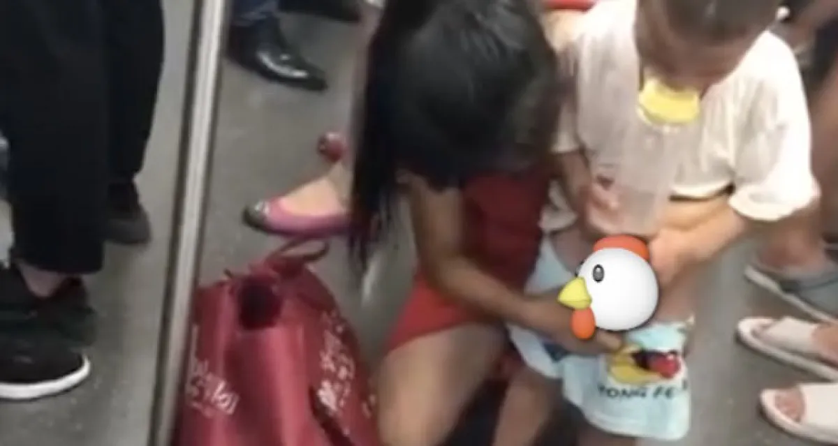 Jorok, ibu ini suruh anaknya pipis di lantai kereta penuh penumpang