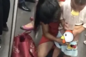 Jorok, ibu ini suruh anaknya pipis di lantai kereta penuh penumpang