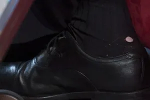 Ini lho kaos kaki bolong yang dipakai para pejabat dunia