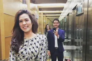 10 Gaya narsis selebriti saat di lift, siapa paling oke?
