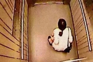 10 Kelakuan ngawur orang buang air di tempat umum, cari toilet dong!