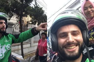 10 Potret gantengnya sopir ojol bule, bikin betah panas-panasan nih