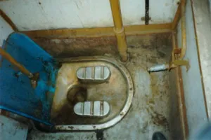 10 Toilet di kereta ini kondisinya bikin mau muntah, jorok banget