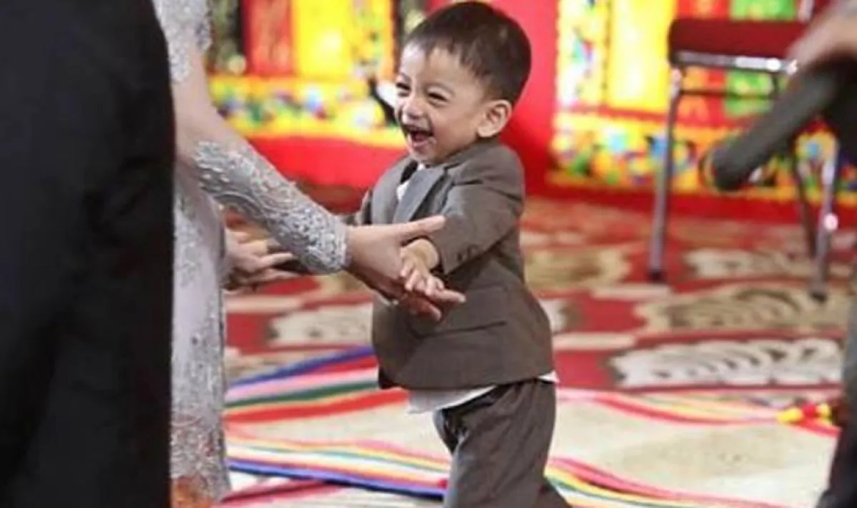 6 Tingkah lucu Jan Ethes di pesta adat Kahiyang-Bobby ini bikin gemes