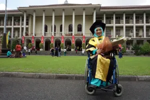 Difabel lulus kedokteran UNS, cumlaude S2 UGM, bersiap S3 di Eropa