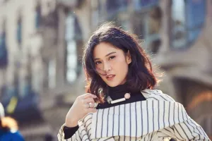 Dikenal hidup sehat, Dian Sastro terciduk pesta sambil pegang rokok