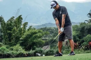 5 Potret Bobby Kool 'SID', anak punk yang jago main golf