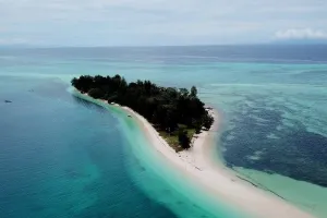 Fenomena laut terbelah 3 pantai di Indonesia ini keren abis