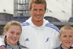 Berpose dengan Beckham, bocah ini kini menjelma jadi kapten Inggris
