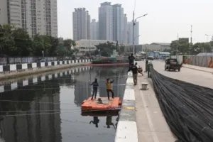 7 Potret Kali Item dulu dan sekarang yang ditutup waring