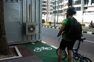 Setelah tiang, kontainer di jalur sepeda Jakarta ini jadi sorotan