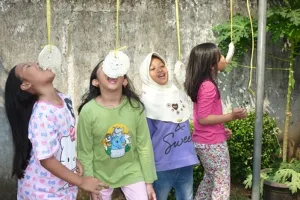 Nggak biasa, lomba makan kerupuk versi baru ini bakal uji kesabaranmu