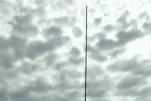 Mengharukan, bocah panjat tiang bendera upacara HUT karena tali lepas