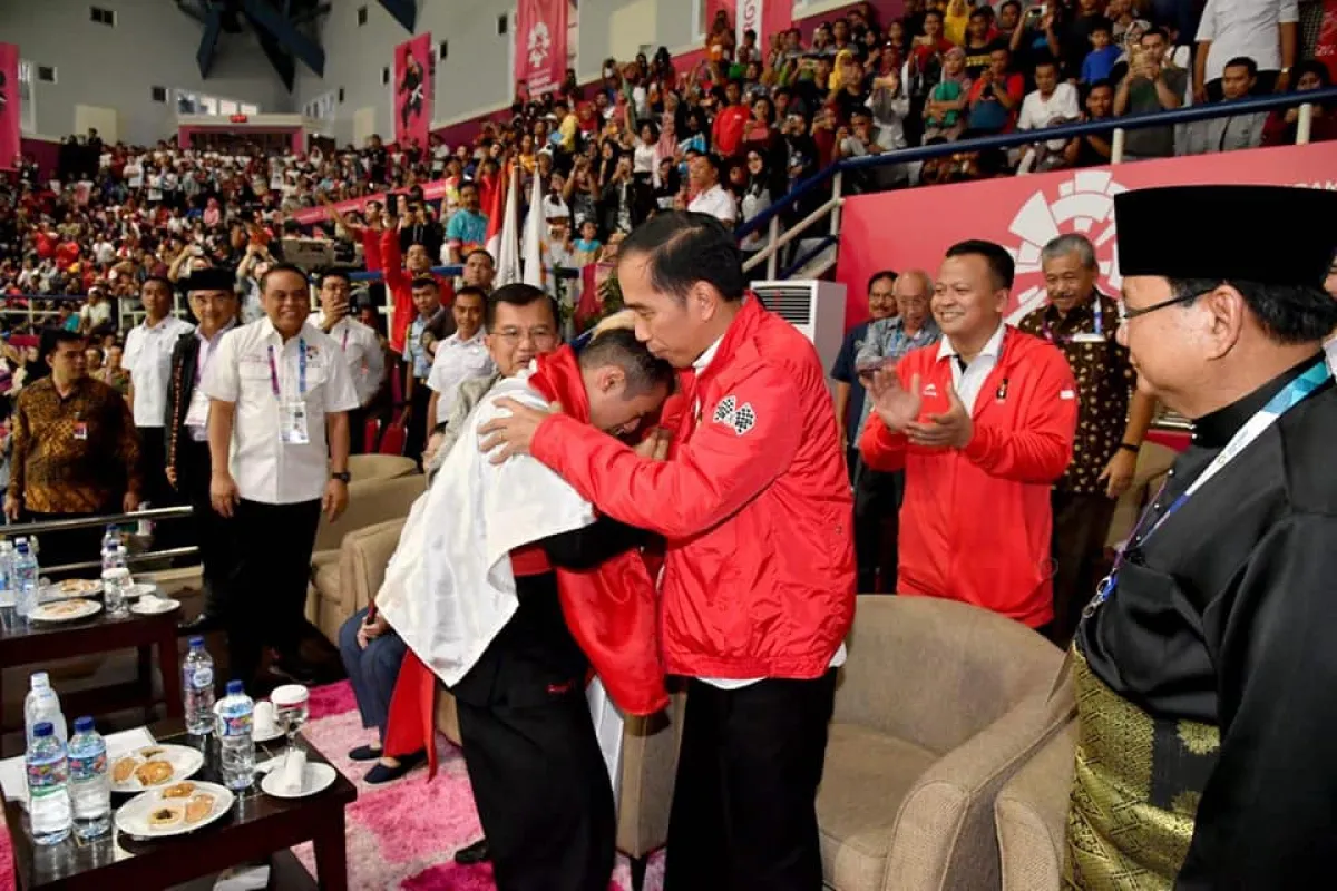 Momen terbaik Asian Games 2018, Jokowi-Prabowo pelukan bareng atlet