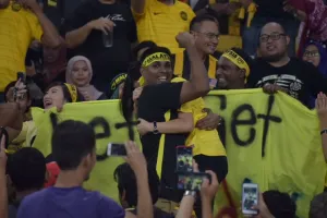 Momen manis Piala AFF, suporter ini lamar pacarnya di stadion