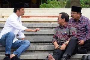 5 Foto Presiden Jokowi beri arahan menteri sambil duduk di lantai