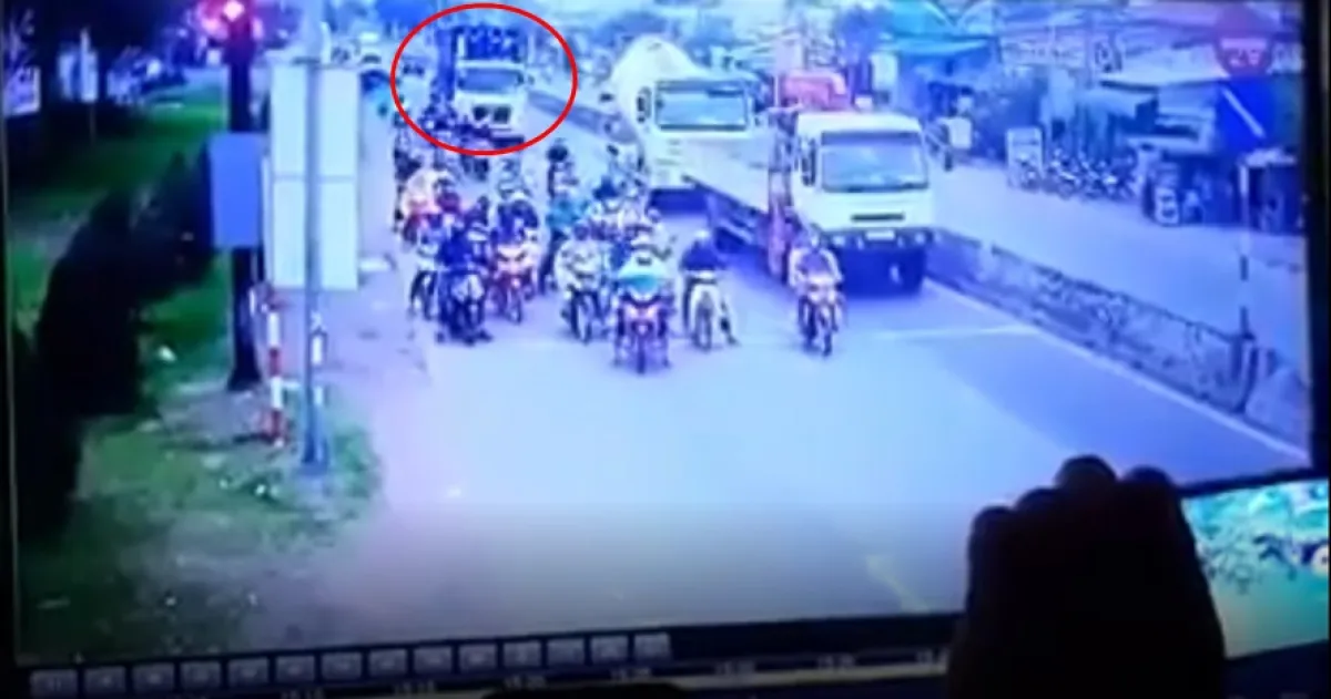 Detik-detik truk kontainer terjang 21 motor ini ngeri banget