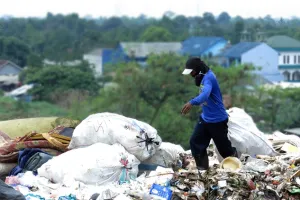 Begini cara cerdas memanfaatkan sampah plastik, mulai dari hal kecil