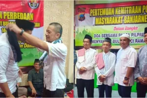 Tanda damai, timses Jokowi dan Prabowo tukar sarung