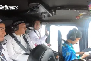 8 Momen seru Arie Untung naik helikopter bareng Ustaz Abdul Somad