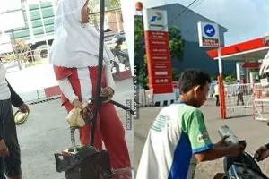14 Tingkah orang isi bensin ini bikin geleng kepala