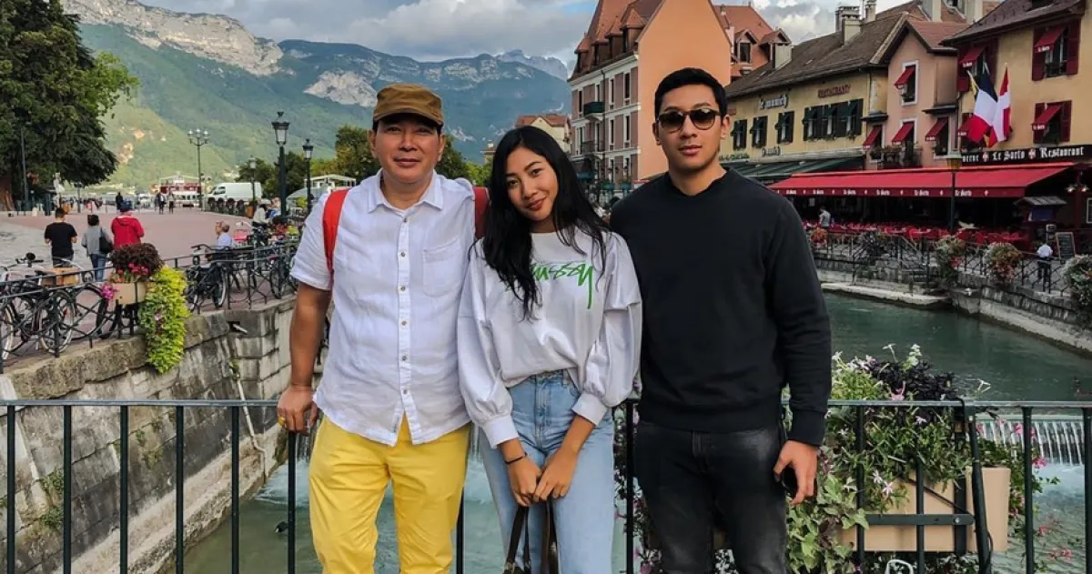 Momen manis Tommy Soeharto & mantan istri dalam wisuda anak di Spanyol