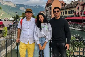 Momen manis Tommy Soeharto & mantan istri dalam wisuda anak di Spanyol