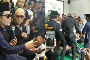 Deddy Corbuzier sah masuk Islam, dituntun syahadat Gus Miftah