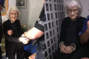 Nenek 93 tahun ini ditangkap & diborgol, alasannya tak terduga