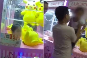Kisah bocah terjebak di mesin capit boneka ini bikin ngelus dada