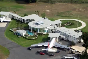 Seleb ini punya bandara pribadi, penampakannya bikin melongo