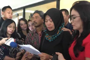Baiq Nuril bacakan permohonan amnesti untuk Jokowi, berurai air mata