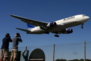 Plane spotting, hobi unik turis asing saat liburan ke Indonesia