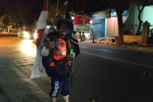 Pria ini jalan mundur ke Istana Negara, alasannya tak terduga