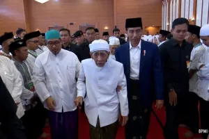 Jokowi, sorban hijau dan kenangan saat salat diimami Mbah Moen