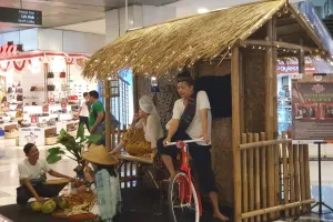 Meriahkan HUT ke-74 RI, dekorasi mal ini bernuansa tempo dulu