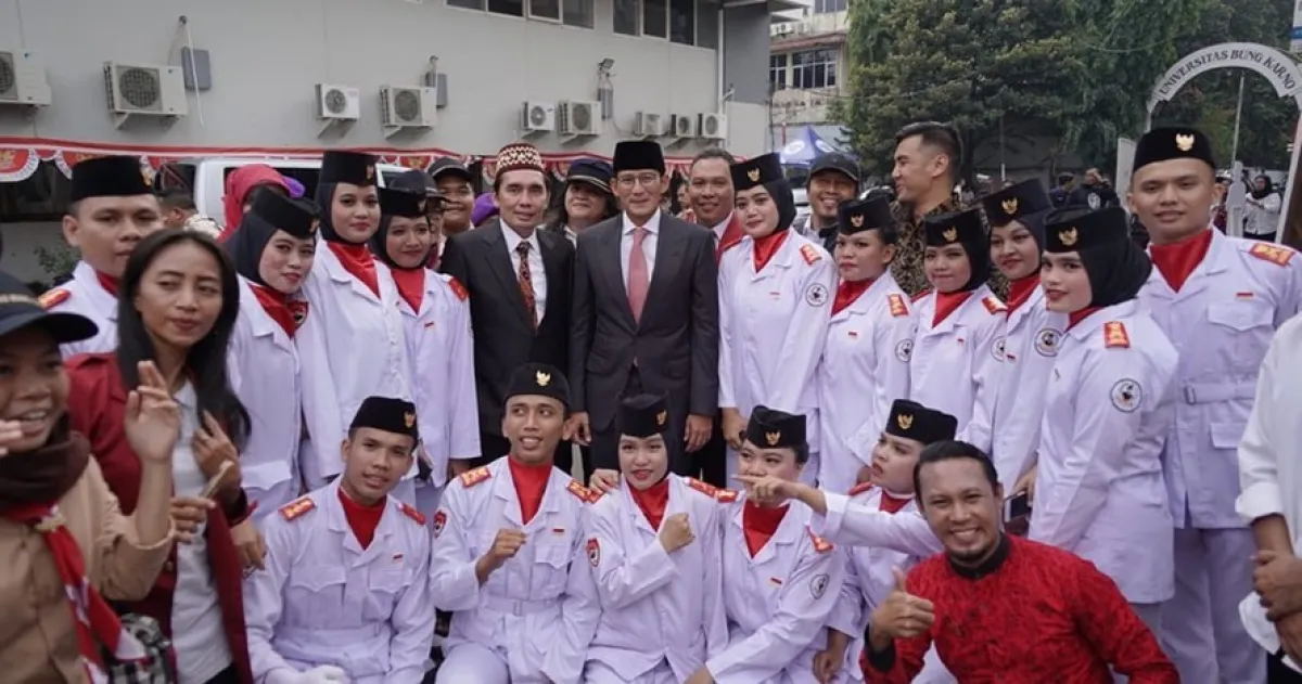 Momen Sandiaga Uno jadi pengibar Merah Putih, curi perhatian