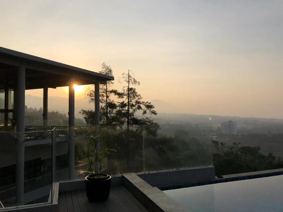 Beda kebiasaan turis asing dan lokal saat liburan di Bandung