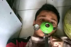 10 Potret absurd pura-pura sakit ini kocak abis