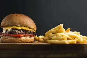 Pacari karyawan, bos McDonald's bergaji Rp 200 miliar dipecat