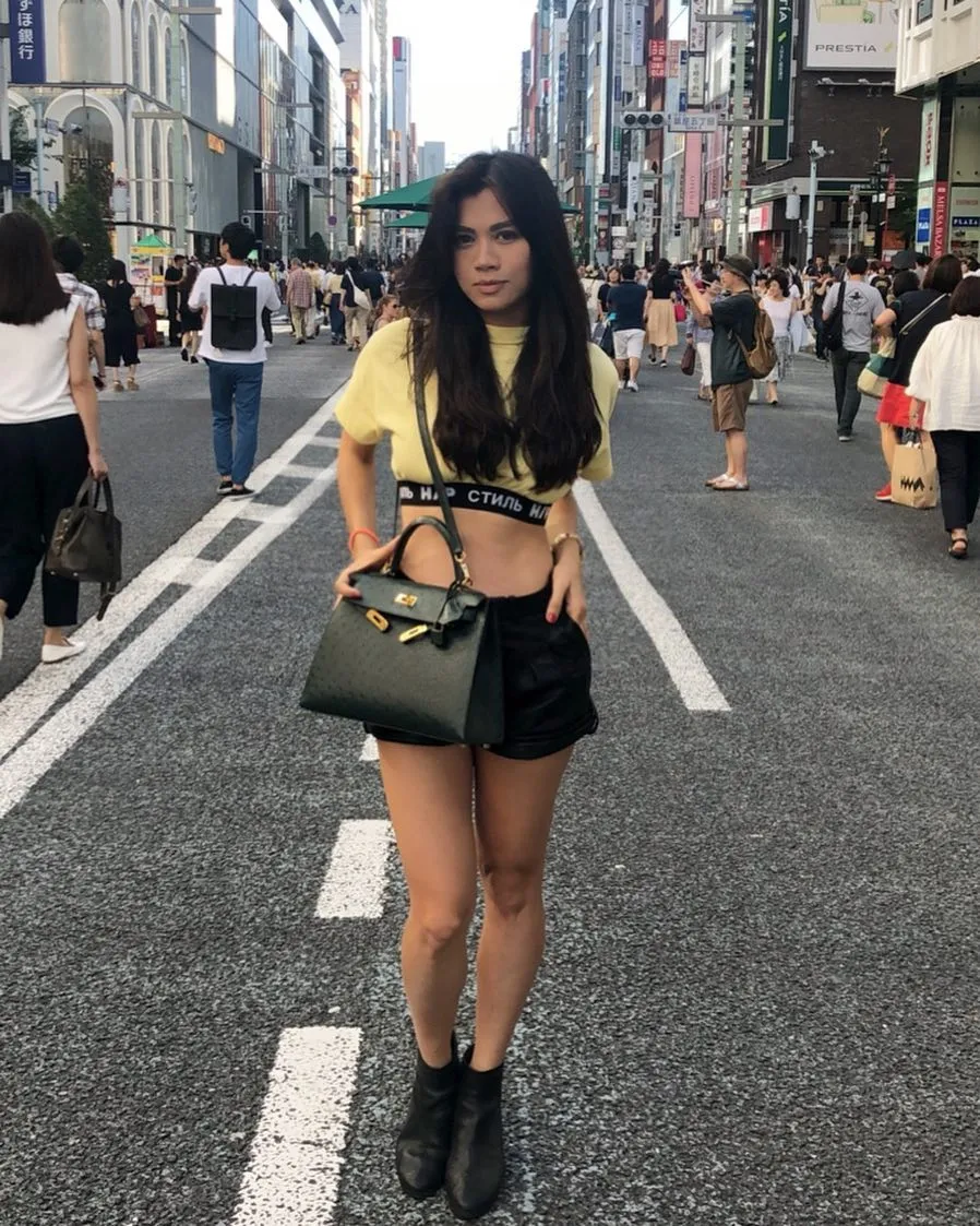 gaya Adinda Bakrie pakai crop top © 2019 instagram.com