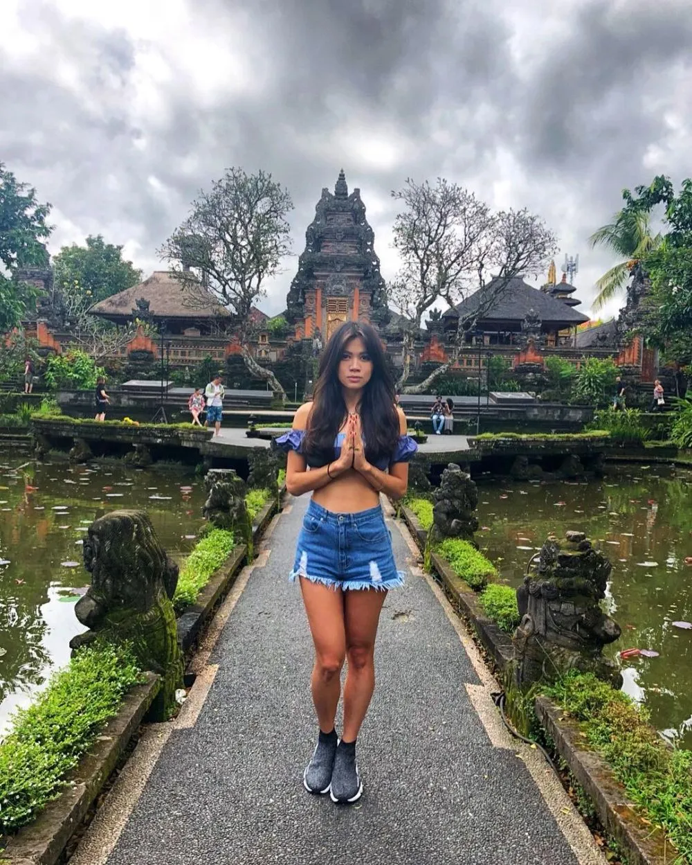 gaya Adinda Bakrie pakai crop top © 2019 instagram.com