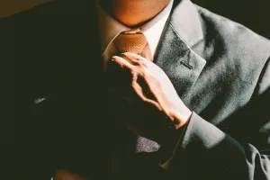 14 Cara memakai dasi segitiga yang benar, mudah dan elegan