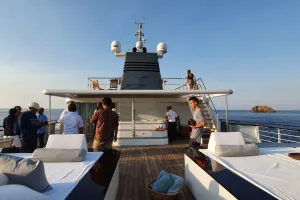 Sensasi menjelajahi Labuan Bajo dengan yacht bekas kapal perang