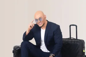 Deddy Corbuzier pamer otot, ada photobomb bikin salah fokus