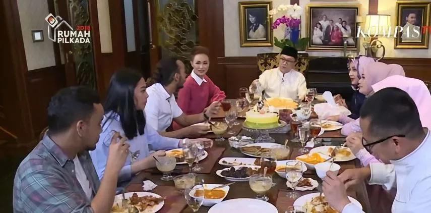 ruang makan politisi luas mewah © berbagai sumber ruang makan politisi luas mewah © berbagai sumber