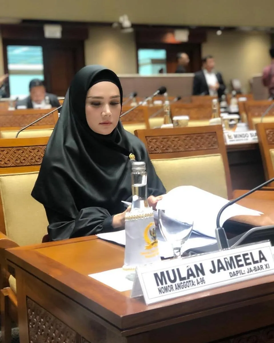 mulan baju ngantor © 2019 brilio.net mulan baju ngantor © 2019 brilio.net